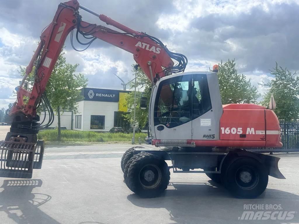 Atlas 1605 M Pelle sur pneus