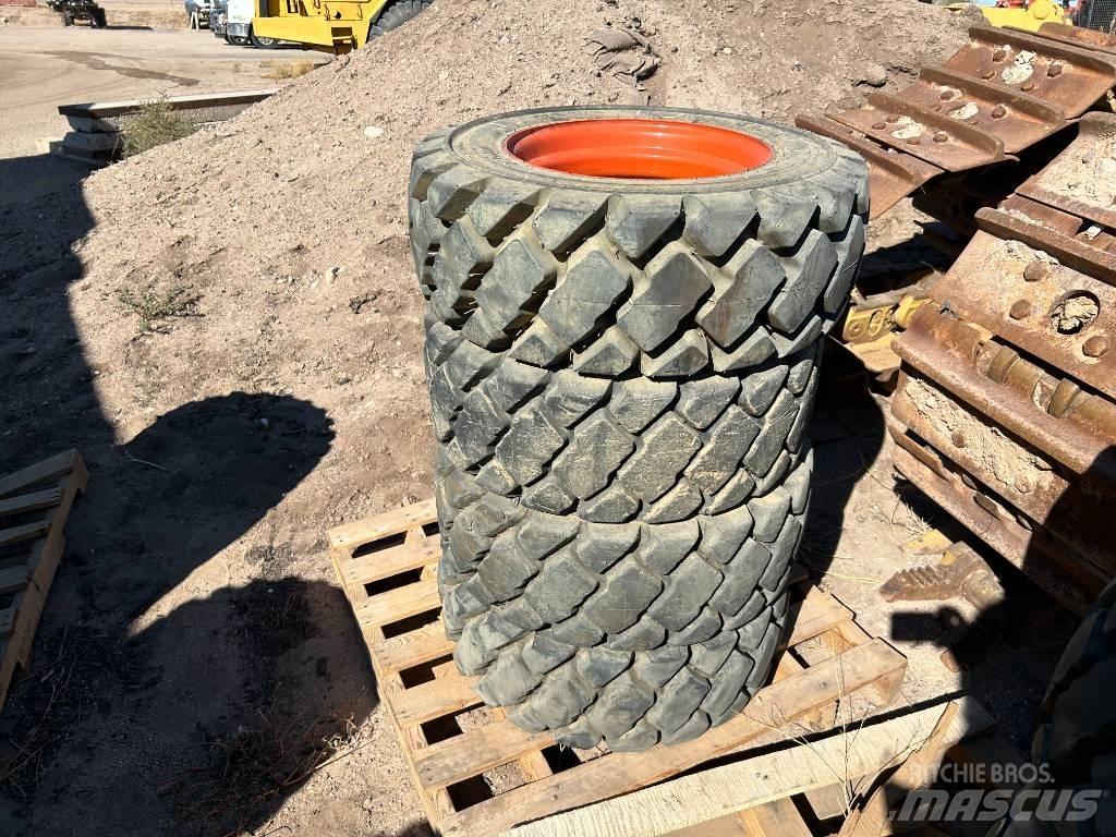 Bobcat 10x16.5 Tires Pneus, roues et jantes