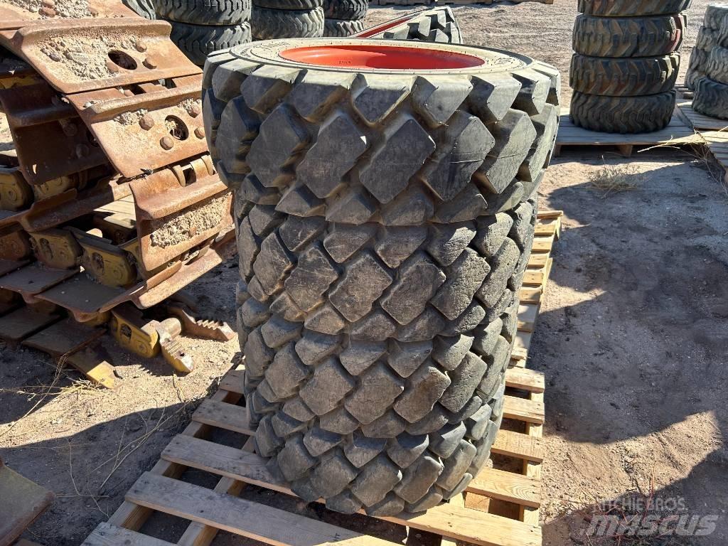 Bobcat 10x16.5 Tires Pneus, roues et jantes