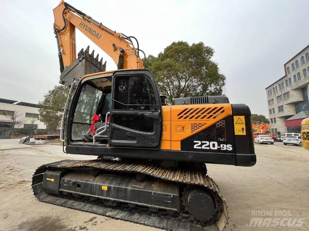 Hyundai R220-9S Pelle sur pneus