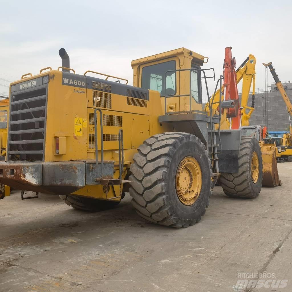 Komatsu WA 600-6 Chargeuse sur pneus