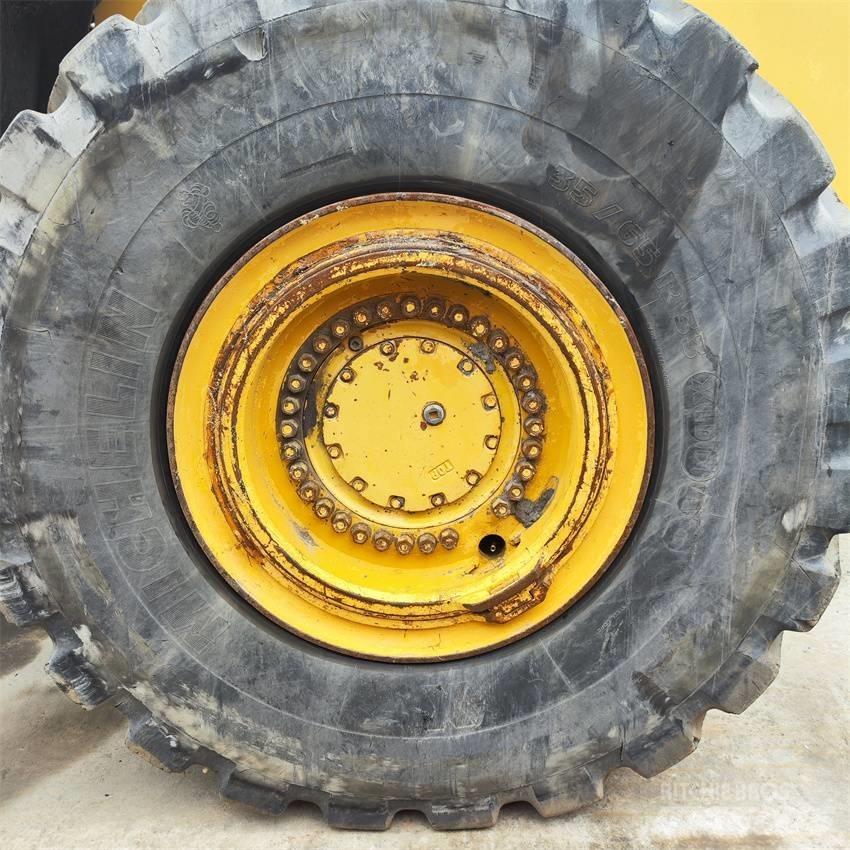 Komatsu WA 600-6 Chargeuse sur pneus