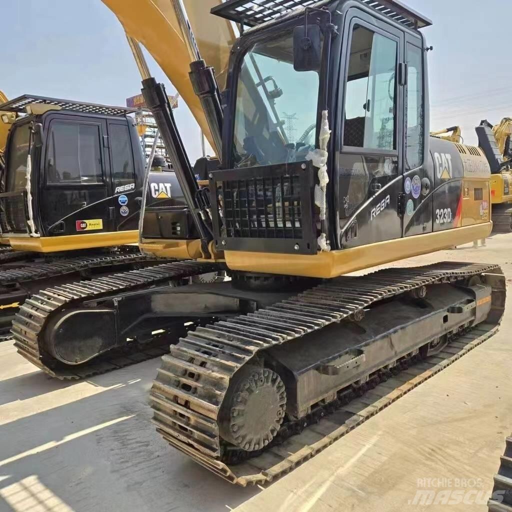 CAT 323 D Pelle sur chenilles