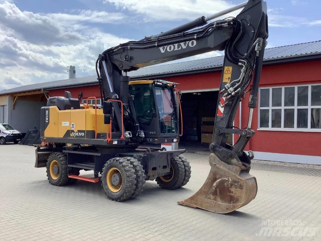 Volvo EW 220 E Pelle sur pneus
