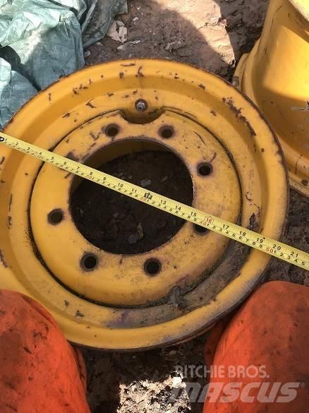  MASSEY FRONT WHEEL Pneus, roues et jantes