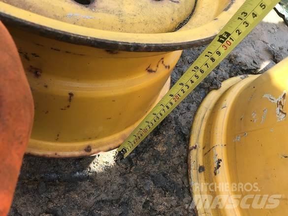  MASSEY FRONT WHEEL Pneus, roues et jantes