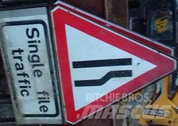  VARIOUS ROAD SIGNS Construction - Autres