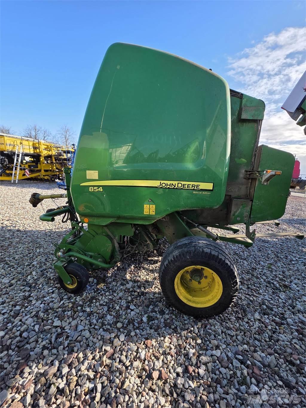 John Deere 854 Presse à balle ronde