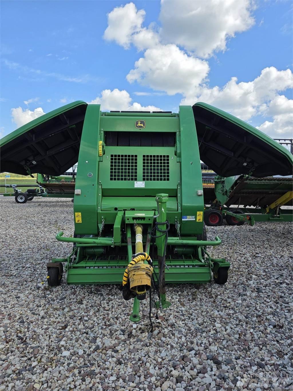 John Deere 854 Presse à balle ronde