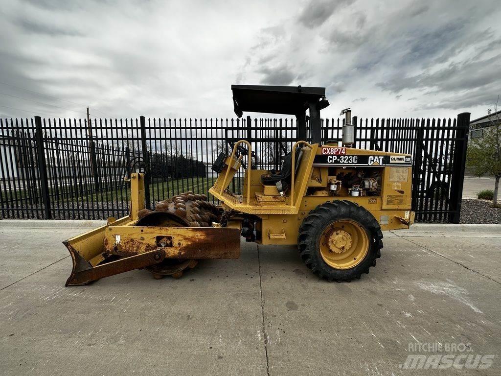 CAT CP-323C Tracteur