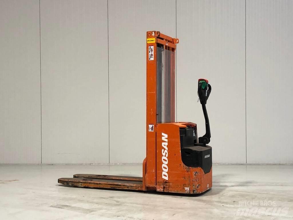 Doosan LEDS12.5C Gerbeur accompagnant