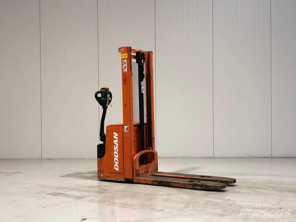 Doosan LEDS12.5C Gerbeur accompagnant