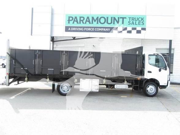 Hino 195 Camion plateau