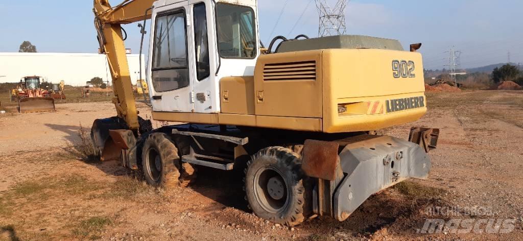 Liebherr A 902 Pelle sur pneus
