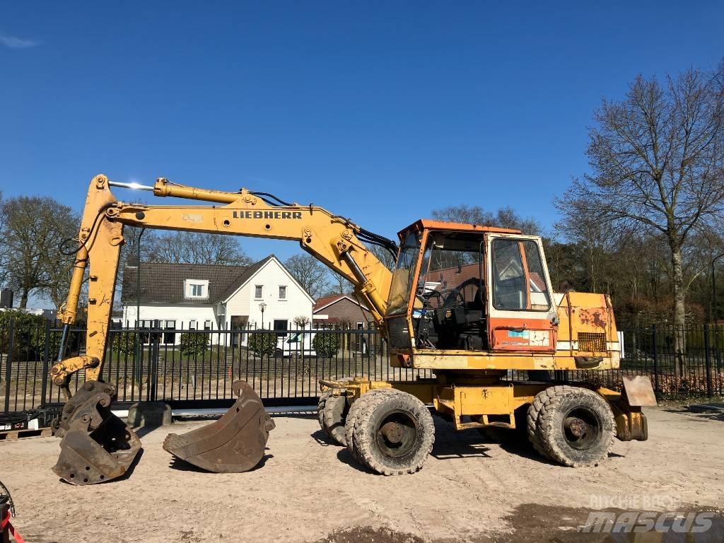 Liebherr A 900 B Pelle sur pneus