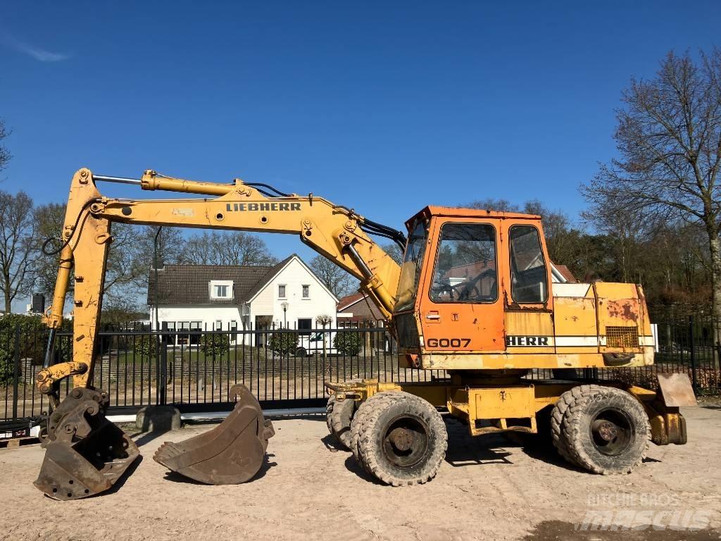 Liebherr A 900 B Pelle sur pneus