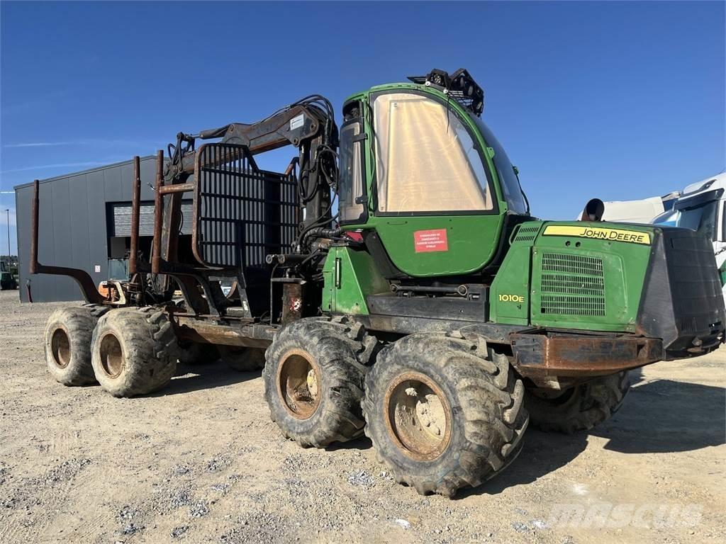 John Deere 1010E Abatteuse