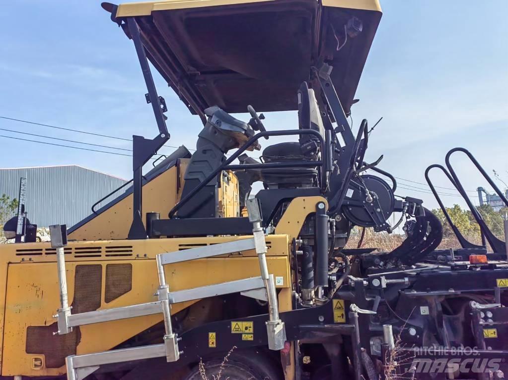 CAT AP655F Finisseur