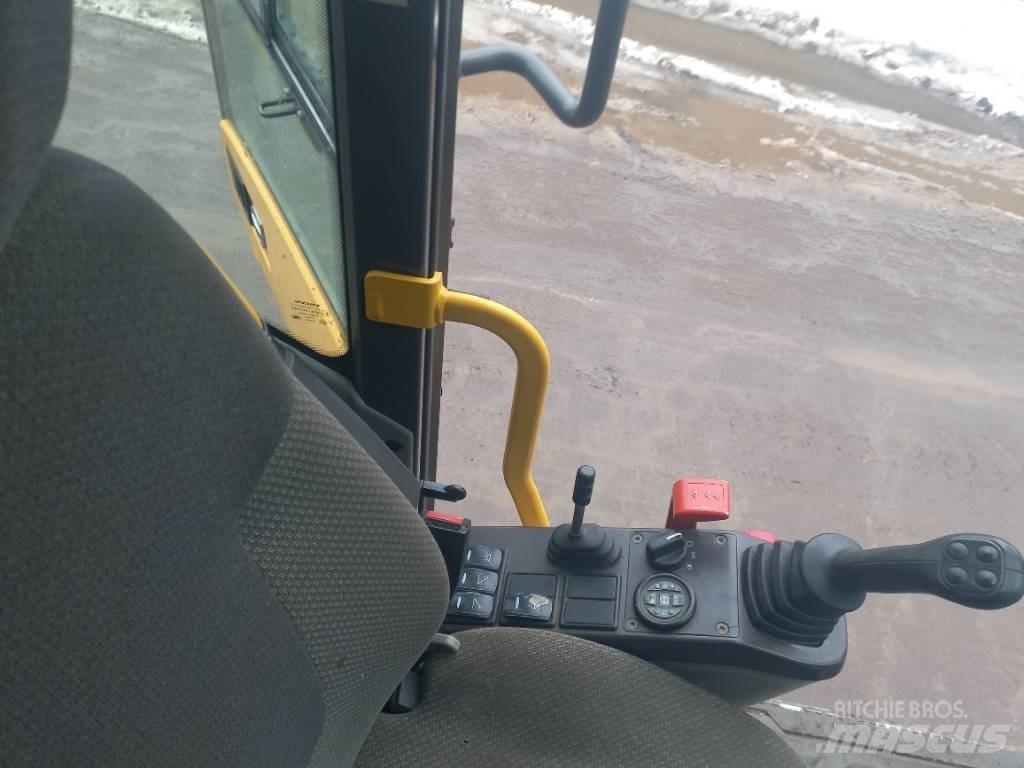 Volvo EW 140 D Pelle sur pneus