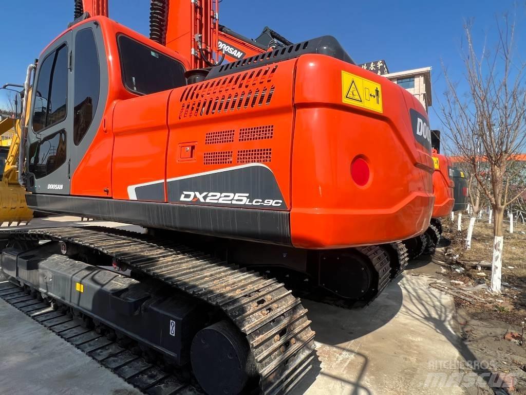 Doosan DX 225 Pelle sur chenilles