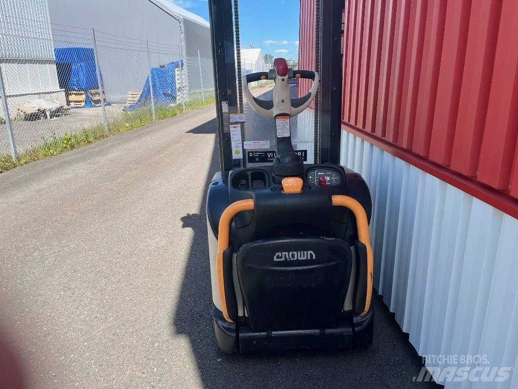 Crown ET4000-1.2 Gerbeur accompagnant
