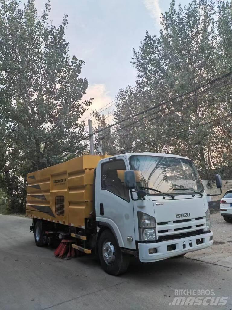 Isuzu ELF Camion balayeur