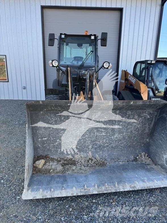 CASE 221F Chargeuse sur pneus