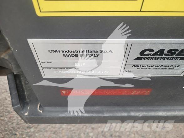 CASE 221F Chargeuse sur pneus