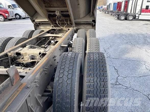 Mack GRANITE GU713 Camion benne