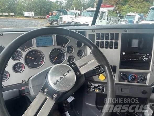 Mack GRANITE GU713 Camion benne