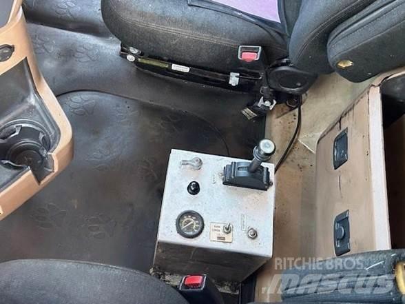 Mack GRANITE GU713 Camion benne