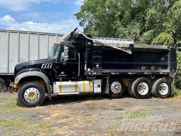 Mack GRANITE GU713 Camion benne