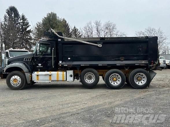 Mack GRANITE GU713 Camion benne