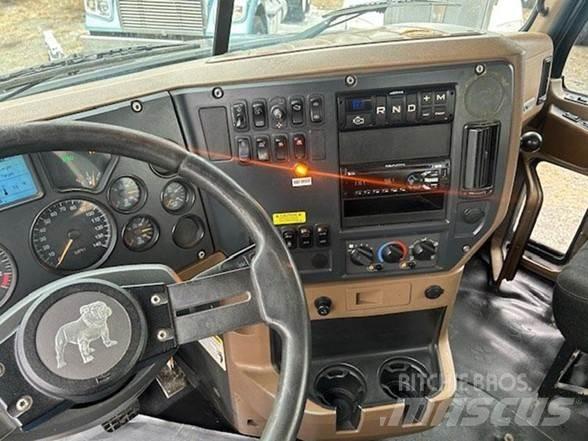 Mack GRANITE GU713 Camion benne