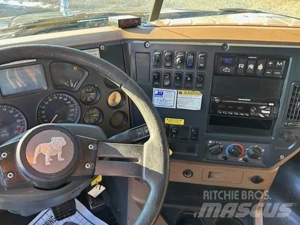 Mack GRANITE GU713 Camion benne