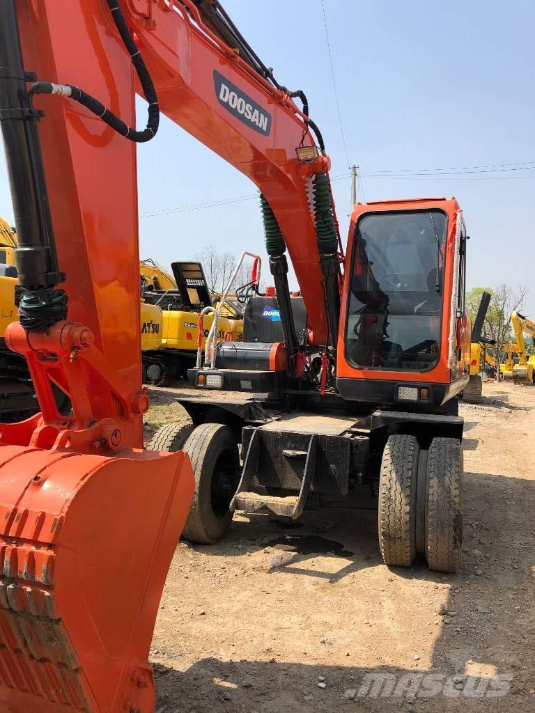 Doosan DX150W Pelle sur pneus