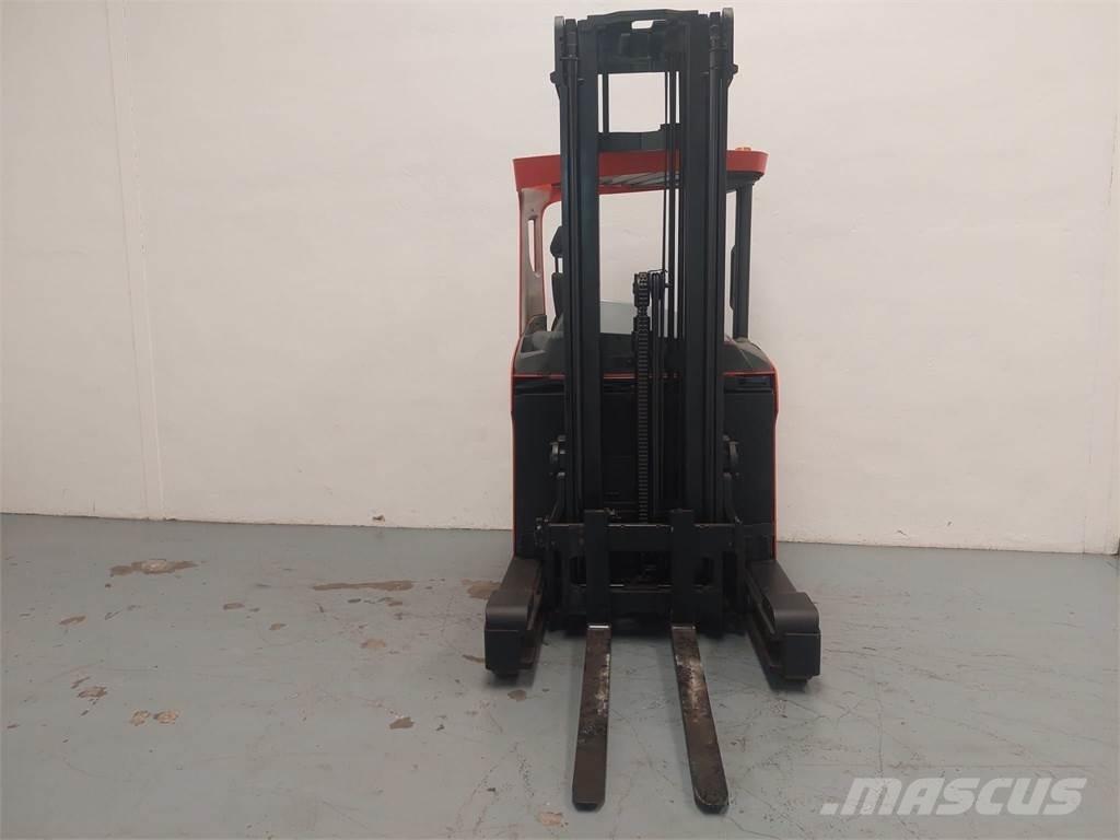 BT RRE 140 H Chariot à mât rétractable