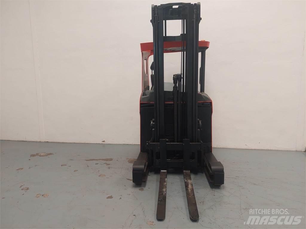 BT RRE 140 H Chariot à mât rétractable