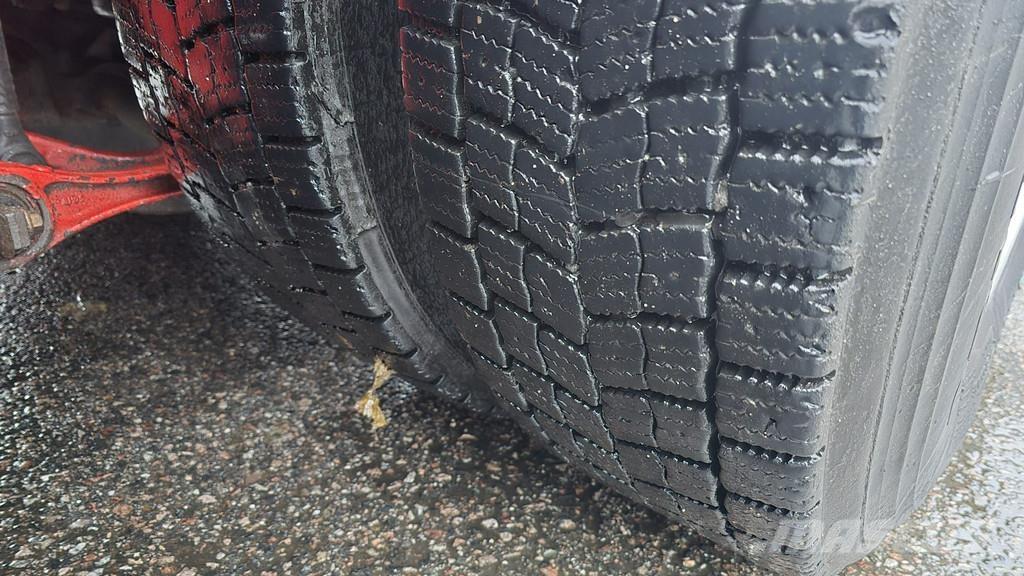 Volvo FH Camion plateau ridelle avec grue