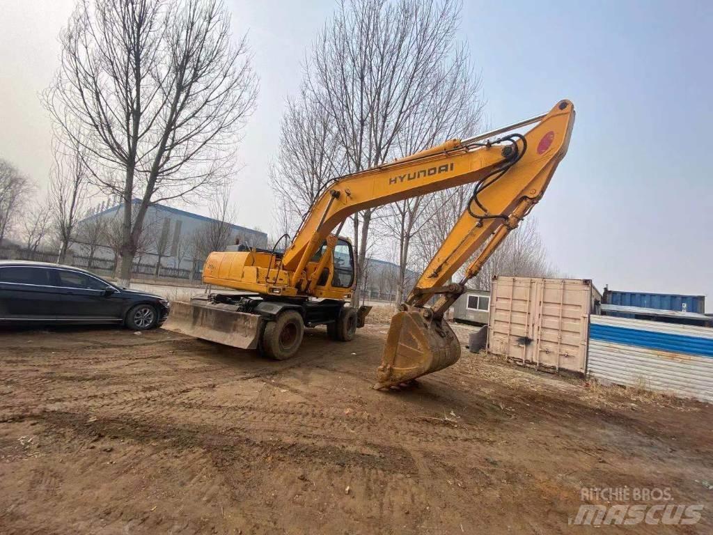Hyundai R210WD Pelle sur pneus