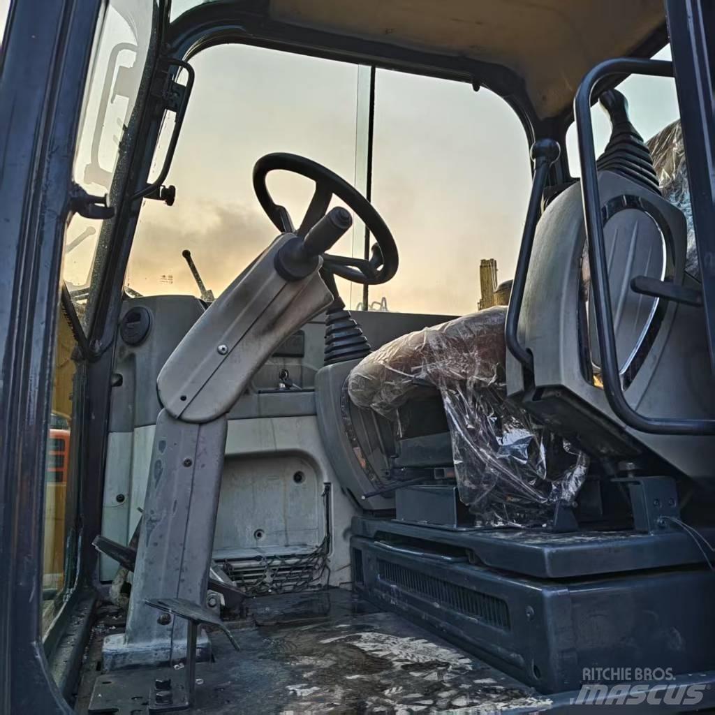 Hyundai 60 W Pelle sur pneus