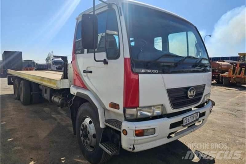 Nissan UD Autre camion