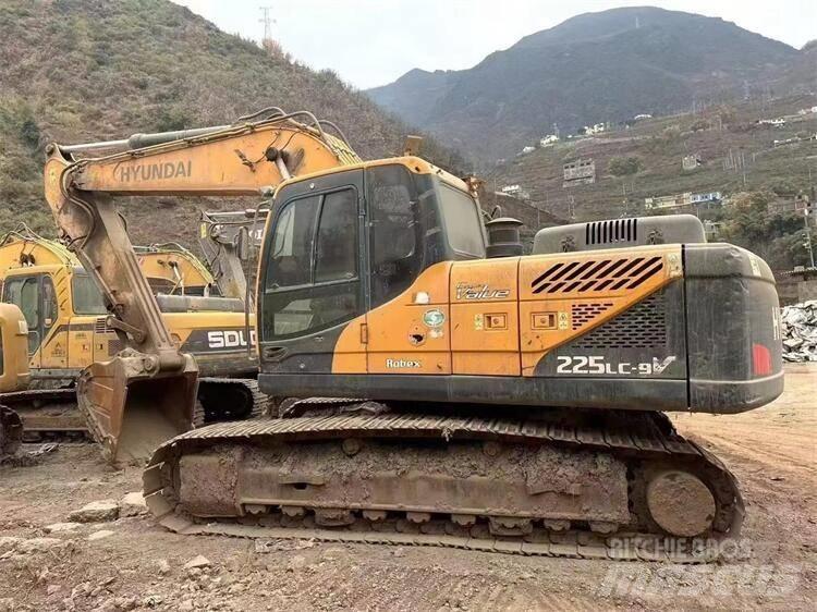 Hyundai R215VS Pelle sur pneus