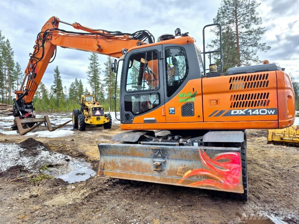 Doosan DX 140 W-3 Pelle sur pneus