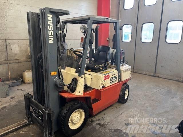 Nissan UJ02 A 25 U Chariots GPL