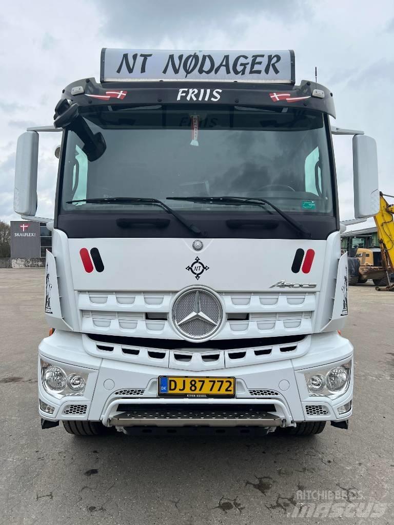 Mercedes-Benz 3246 Camion plateau ridelle avec grue