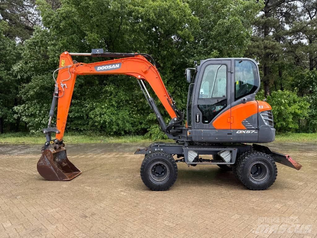 Doosan DX 57 W Pelle sur pneus