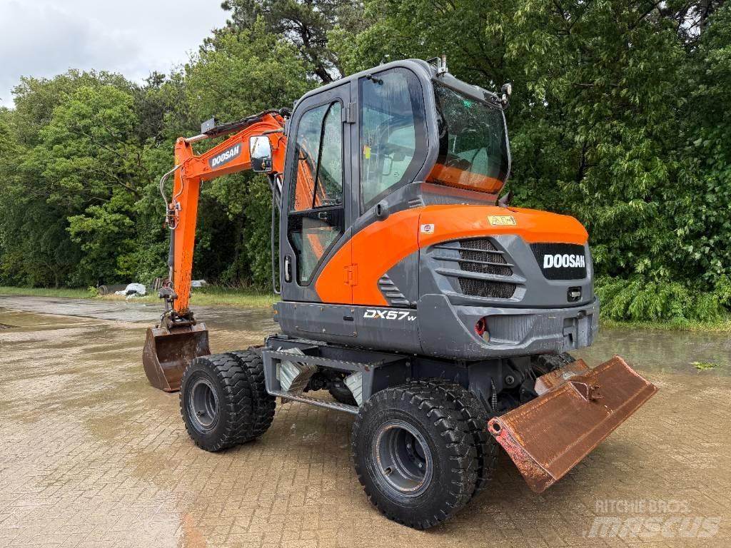 Doosan DX 57 W Pelle sur pneus