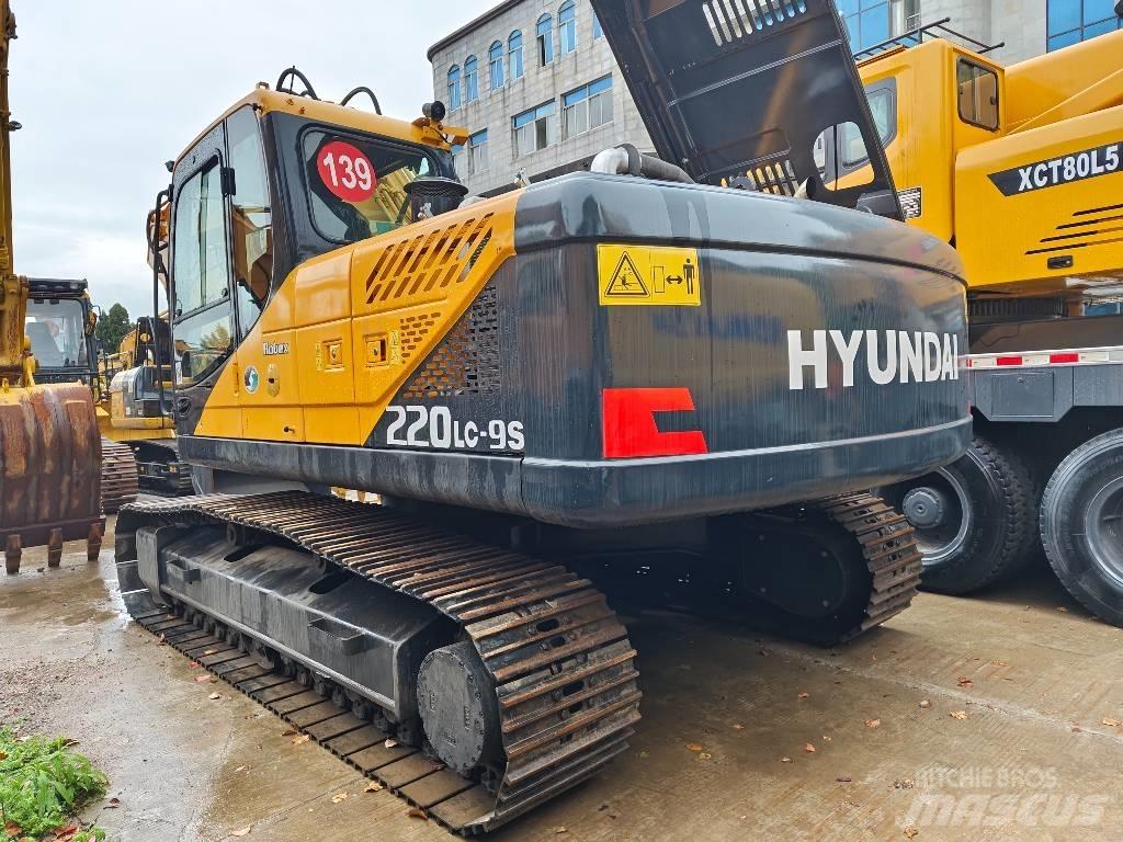 Hyundai R220LC-9S Pelle sur chenilles
