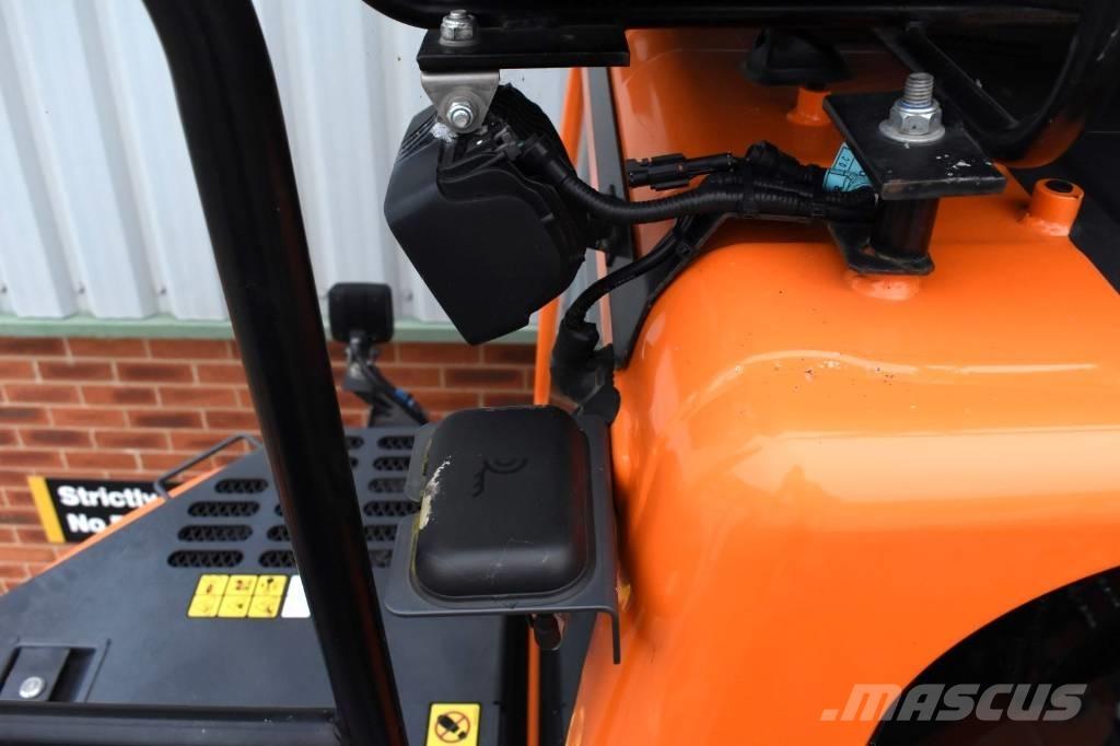 Develon DX140LCR-7 Pelle sur chenilles